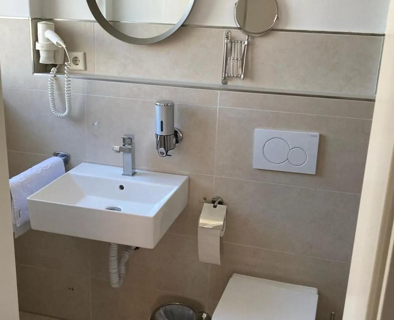 Erde Hotel Erlangen 3*,